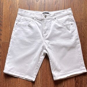 Lee relaxed fit white jean shorts, size 6 medium